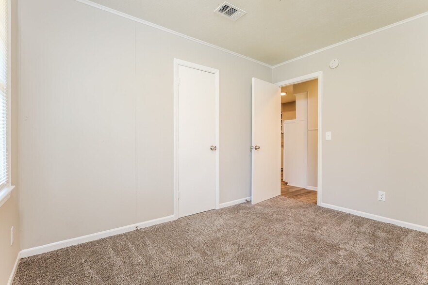 Building Photo - 5145 Burbank St