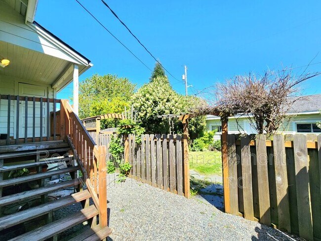 Building Photo - 2115 Oakes Ave