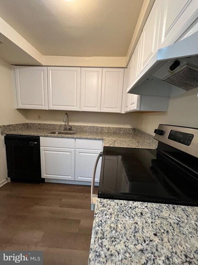 Building Photo - Modern Townhouse Living in Alexandria's Prime Location