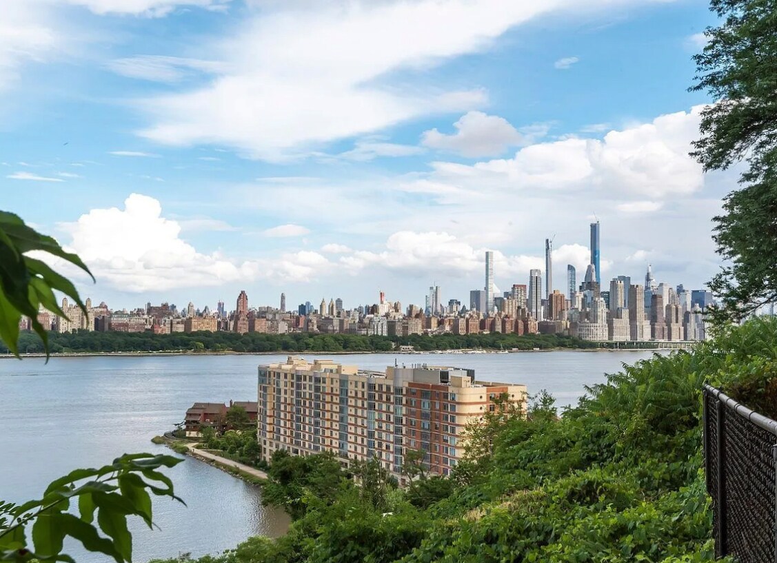 Building Photo - 226 77th St