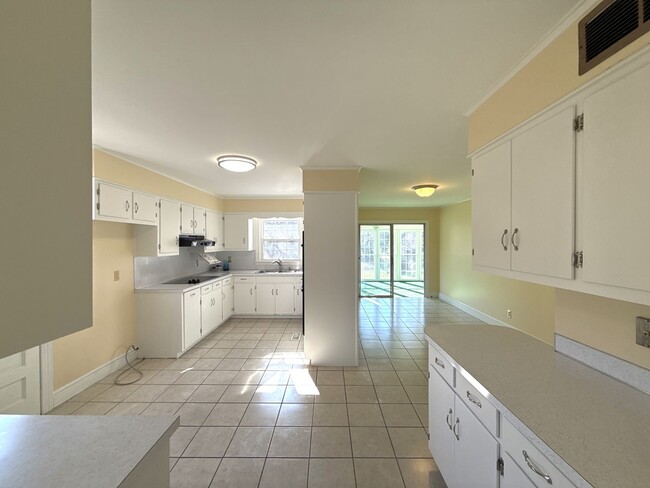 Building Photo - Beautiful 5 Bedroom 3 Bathroom House on Country Club Golf Course!