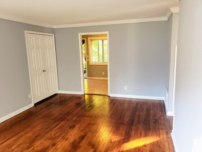 Building Photo - 1596 Line Cir