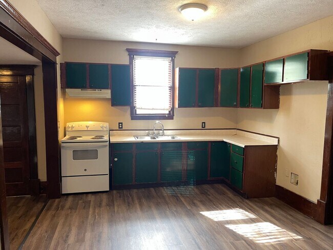 Building Photo - 3 bed 1 bath, country character and historic charm, Large shop, upstairs bonus room ,lots of uniq...