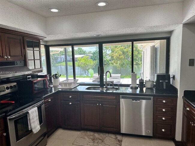 Building Photo - 10404 NW 5th Manor