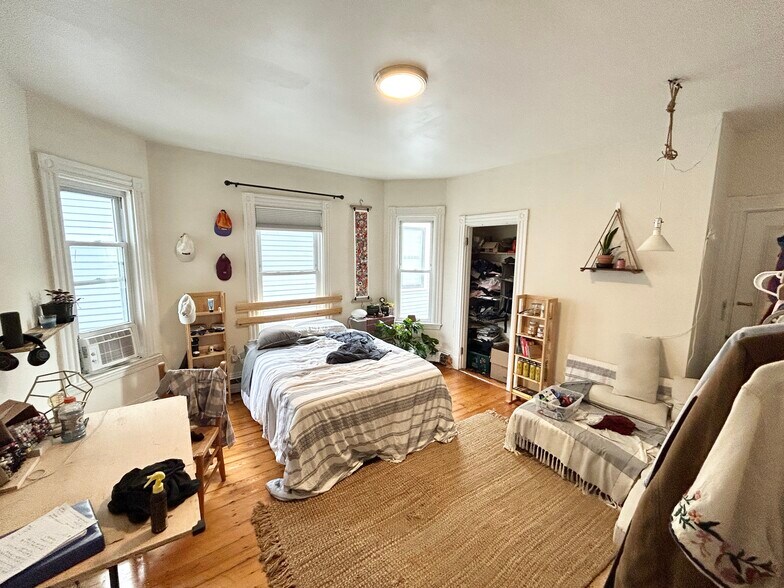 Building Photo - 72 Calumet St