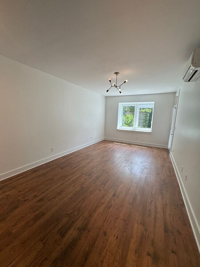 Building Photo - Beautiful 2 bed /1 bath condo in desirable Germantown - walking distance to coffee shops, restaur...