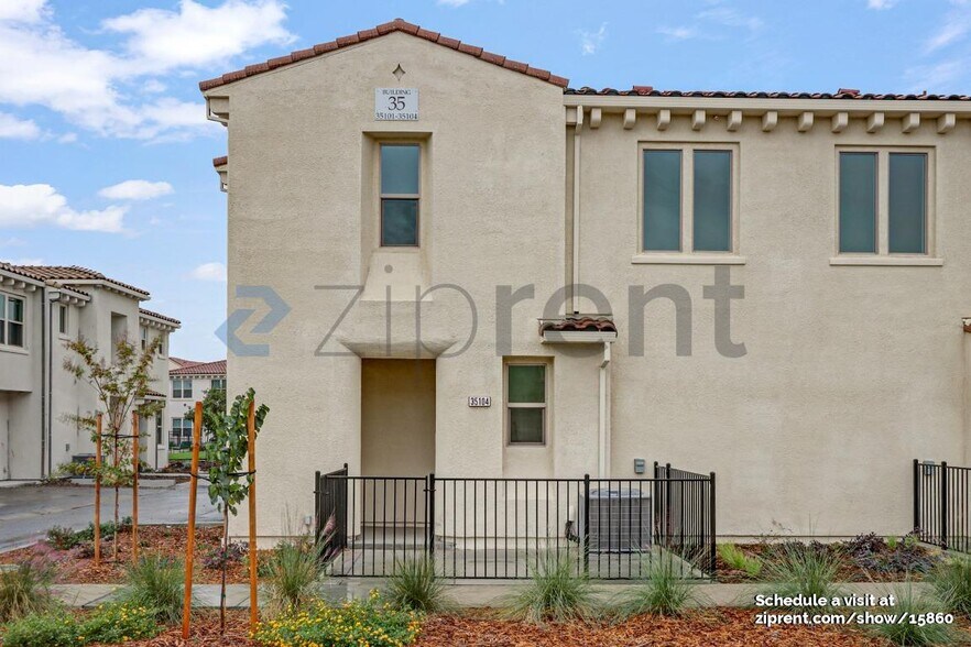 Primary Photo - 5301 E Commerce Way