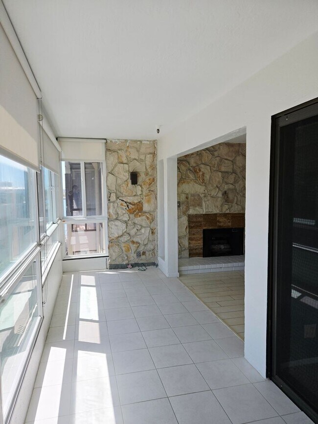 Building Photo - Top Floor Condo Unit