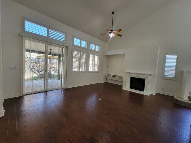 Building Photo - 3 bedroom 2.5 bathroom in desirable NW Visalia Bella Sera gated community!
