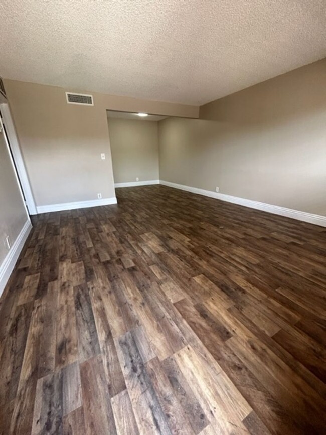 Building Photo - A Fabulous 1 Bedroom Condo (Downstairs unit).