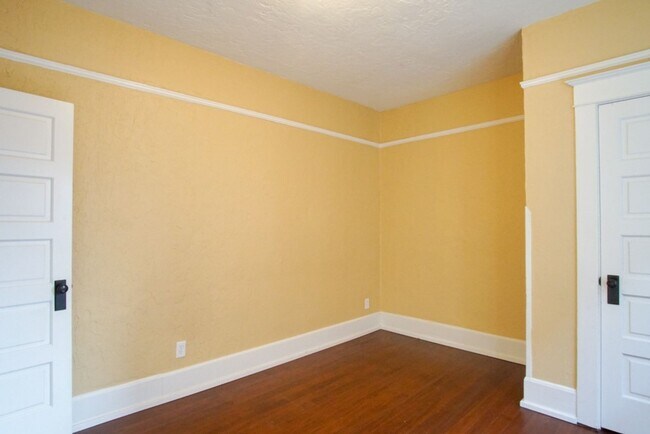 Building Photo - Fantastic 1-Bed w/ Hardwoods, DW, and SO M...