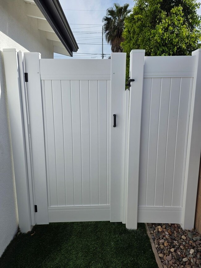 Building Photo - Leasing Only -1020 Dennis Ave