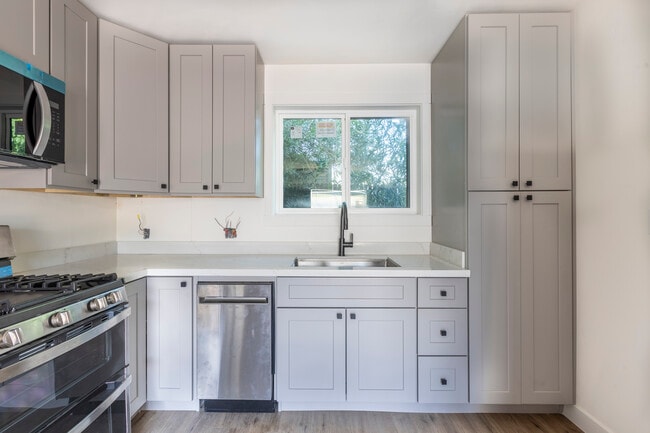 Building Photo - 1324 E Hall St