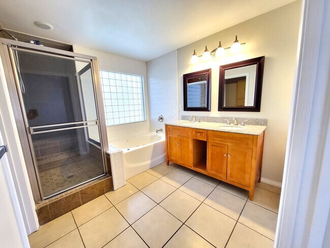 Building Photo - 4 Bedroom House, Private Pool,  Large Pets Welcome