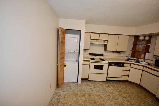 Building Photo - 2590 Townhouse Dr SE