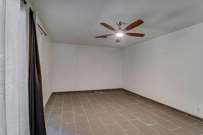 Building Photo - 4+2 Downtown Truxtun Ave Charm!