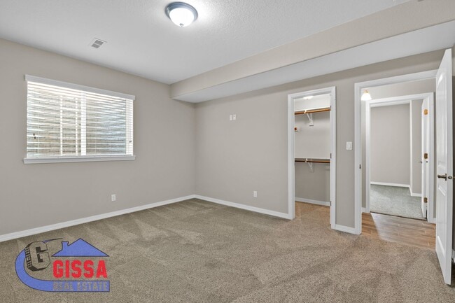 Building Photo - Beautiful home with 5 bedrooms, 4 bathroom...