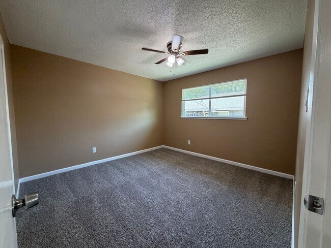 Building Photo - 5725 Woodleigh Dr
