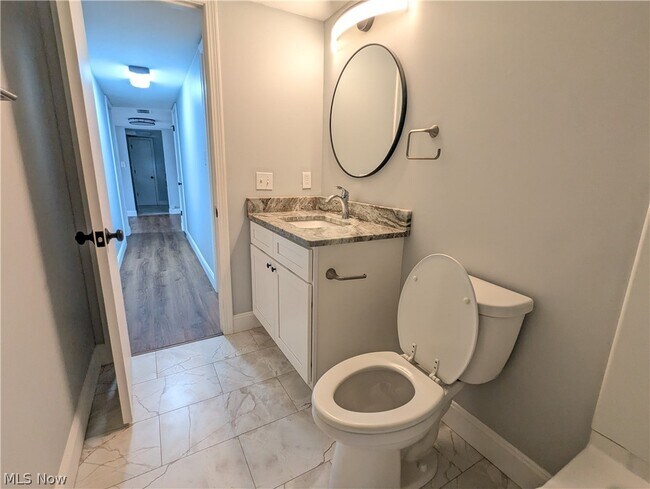 Building Photo - 6920 Carriage Hill Dr