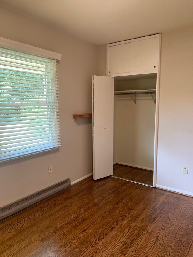 Building Photo - 924 McBryde Ln
