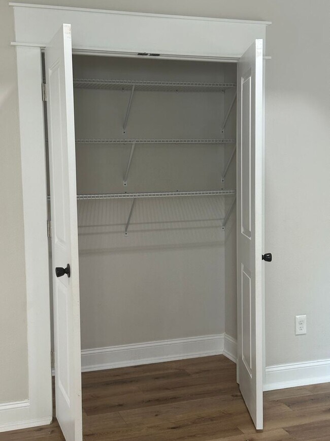 Building Photo - 3 Bedroom with extra Office Space AVAILABL...