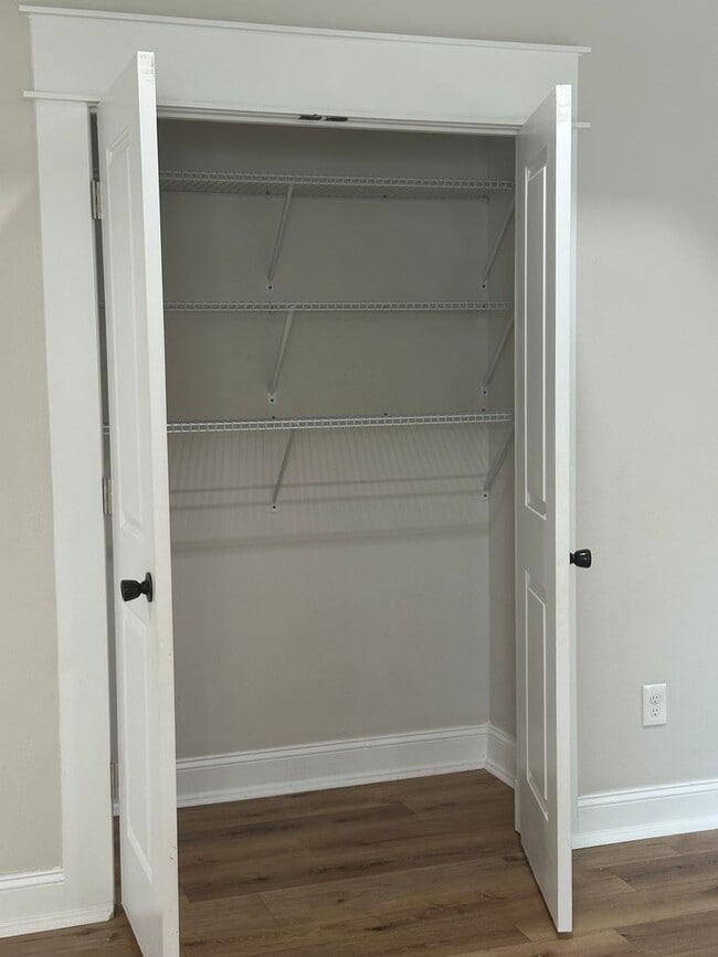 Building Photo - 3 Bedroom with extra Office Space AVAILABLE NOW!