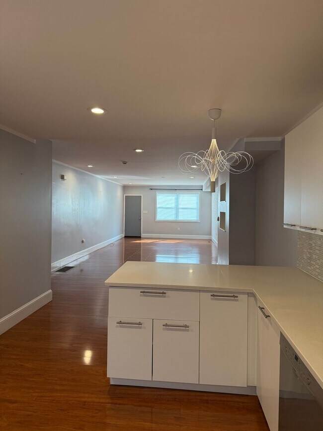 Building Photo - Spacious 3-Bedroom 1.5-Bathroom Home in Po...