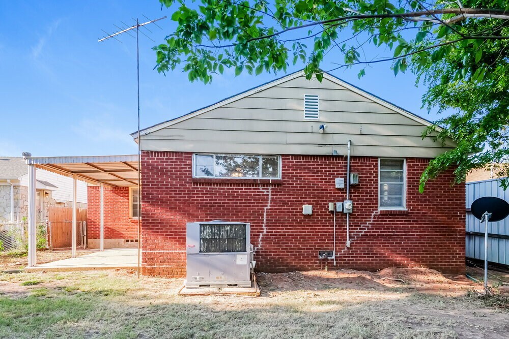 Building Photo - 3935 NW 27th St
