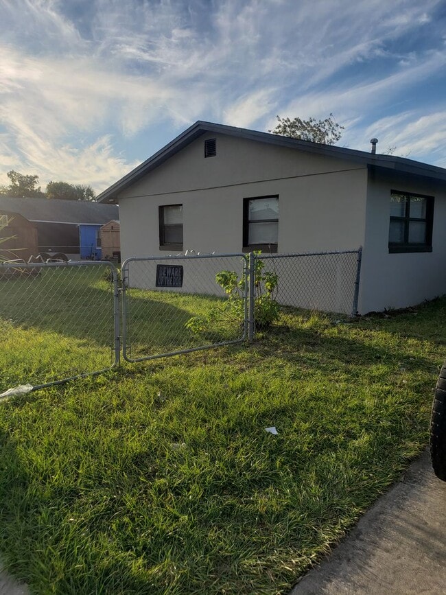 Building Photo - 3 bedroom 2 bath home