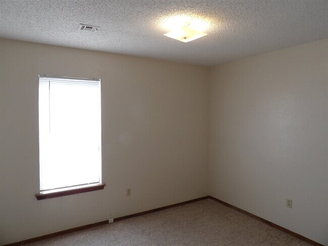 Building Photo - 813 SW Chaucer Dr