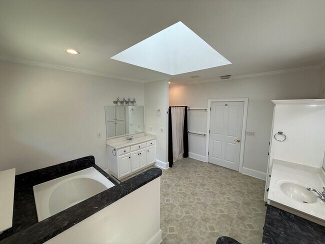 Building Photo - 785 Glenwood Dr