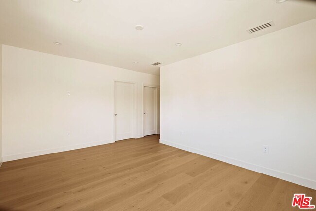 Building Photo - 308 S Highland Ave