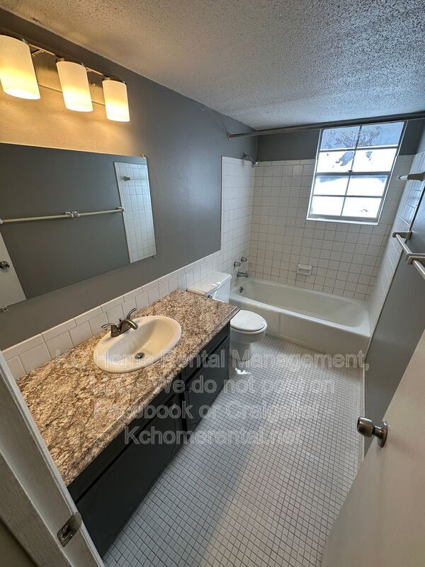 Building Photo - 8725 Countryshire Ln