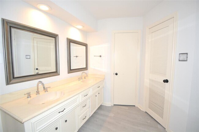 Building Photo - 15138 Corona Del Mar Dr