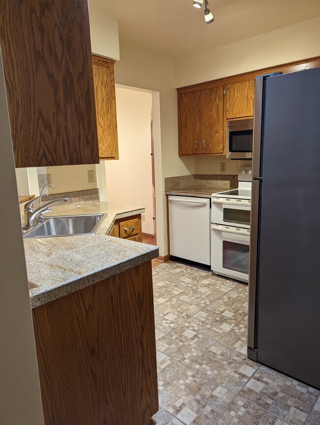 Building Photo - 956 N 124th St