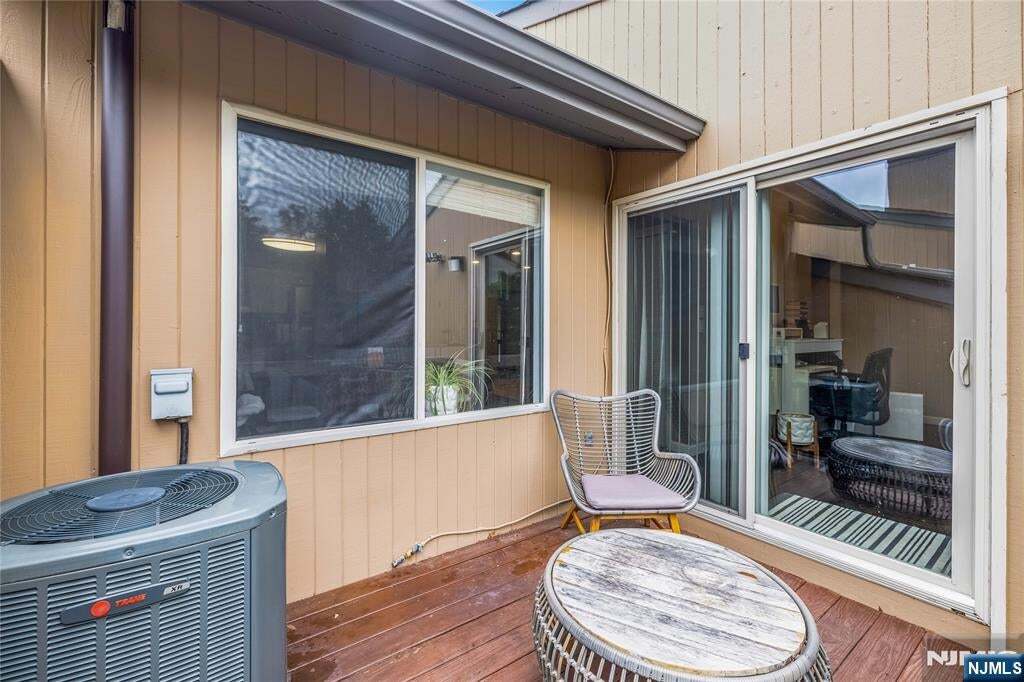 Building Photo - 8 Larkin Cir