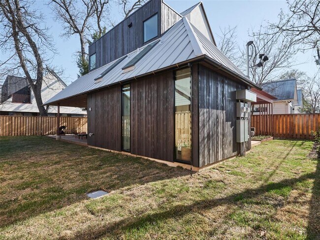 Building Photo - 1000 Gullett St