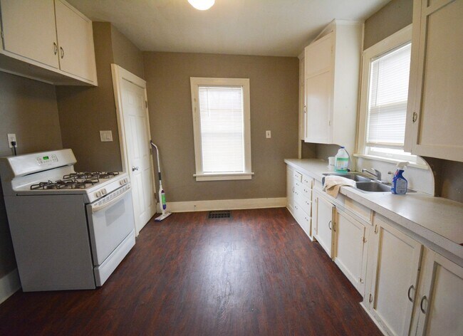 Building Photo - 231-233 S Pearl St