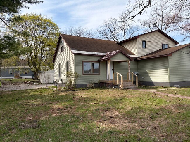 Building Photo - Newly Renovated 1BR | All Utilities Included | Prime Location