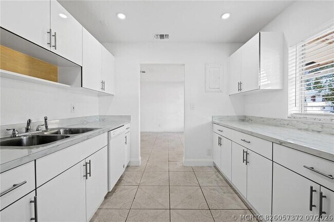 Building Photo - 583 NW 17th Pl
