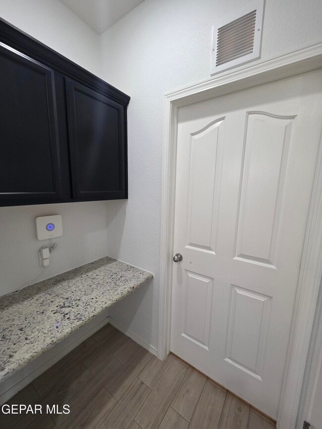 Building Photo - 7517 Red Cedar Dr