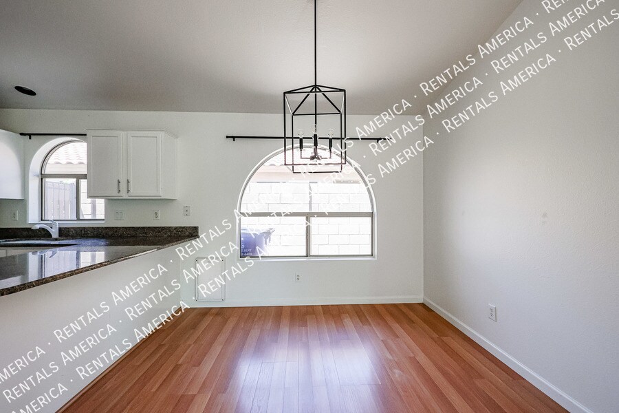 Building Photo - 568 E Sherri Dr
