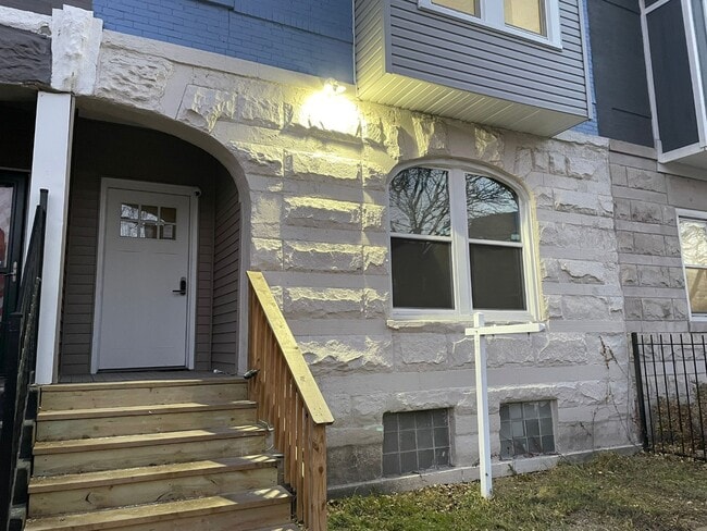 Primary Photo - ?? Spacious 3BR + Den | 3-Level Home with ...