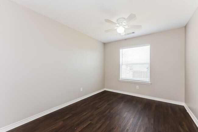 Building Photo - 1217 Maplewood Dr