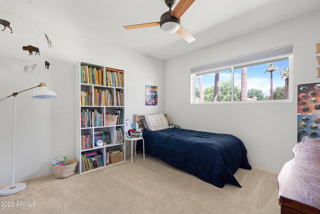 Building Photo - 1021 W Las Palmaritas Dr