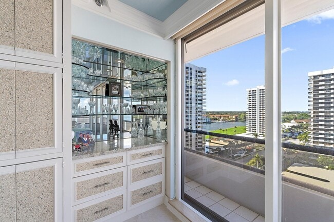 Building Photo - 100 Lakeshore Dr