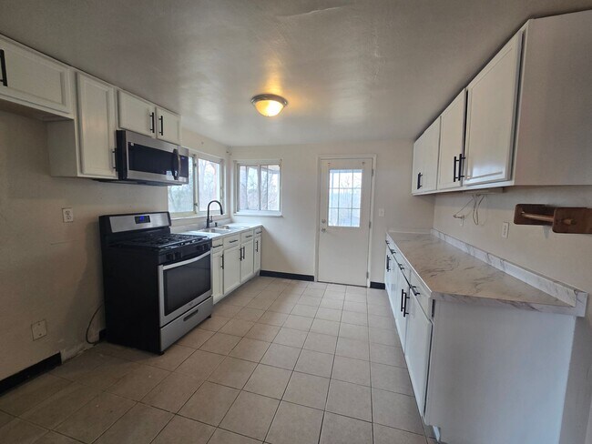 Building Photo - 3 Bedroom 2 Bathroom House - Penn Hills School District - AVAILABLE NOW