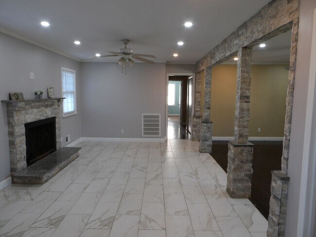 Building Photo - Single Family Home in Pine Valley Area!