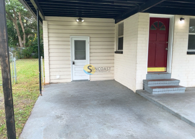 Building Photo - Unique Layout W/ Washer & Dryer!