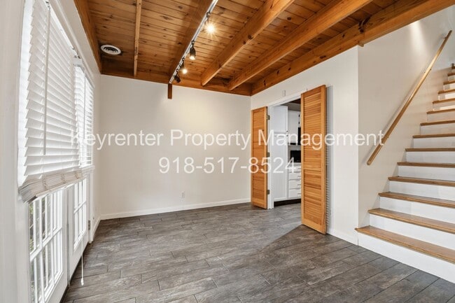 Building Photo - 2 Bed 2.5 Bath Right off Cherry Street!!